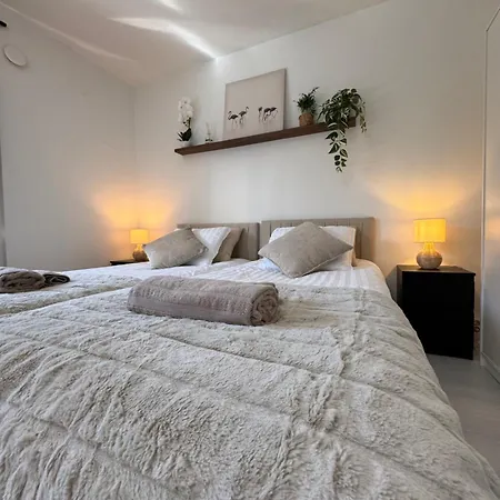 So Easy Stay, Rum i privatbostad
